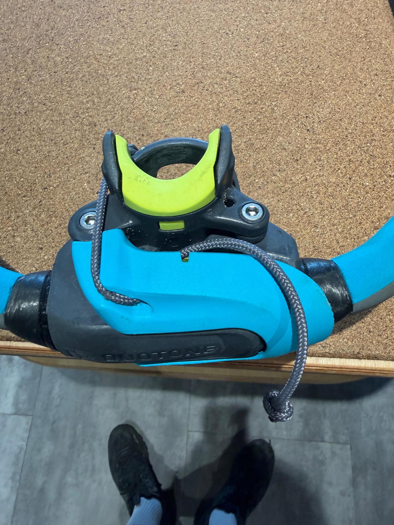 Duotone Platinum SLS carbon windsurfing boom front end in blue and lime green with grey rope attachment.