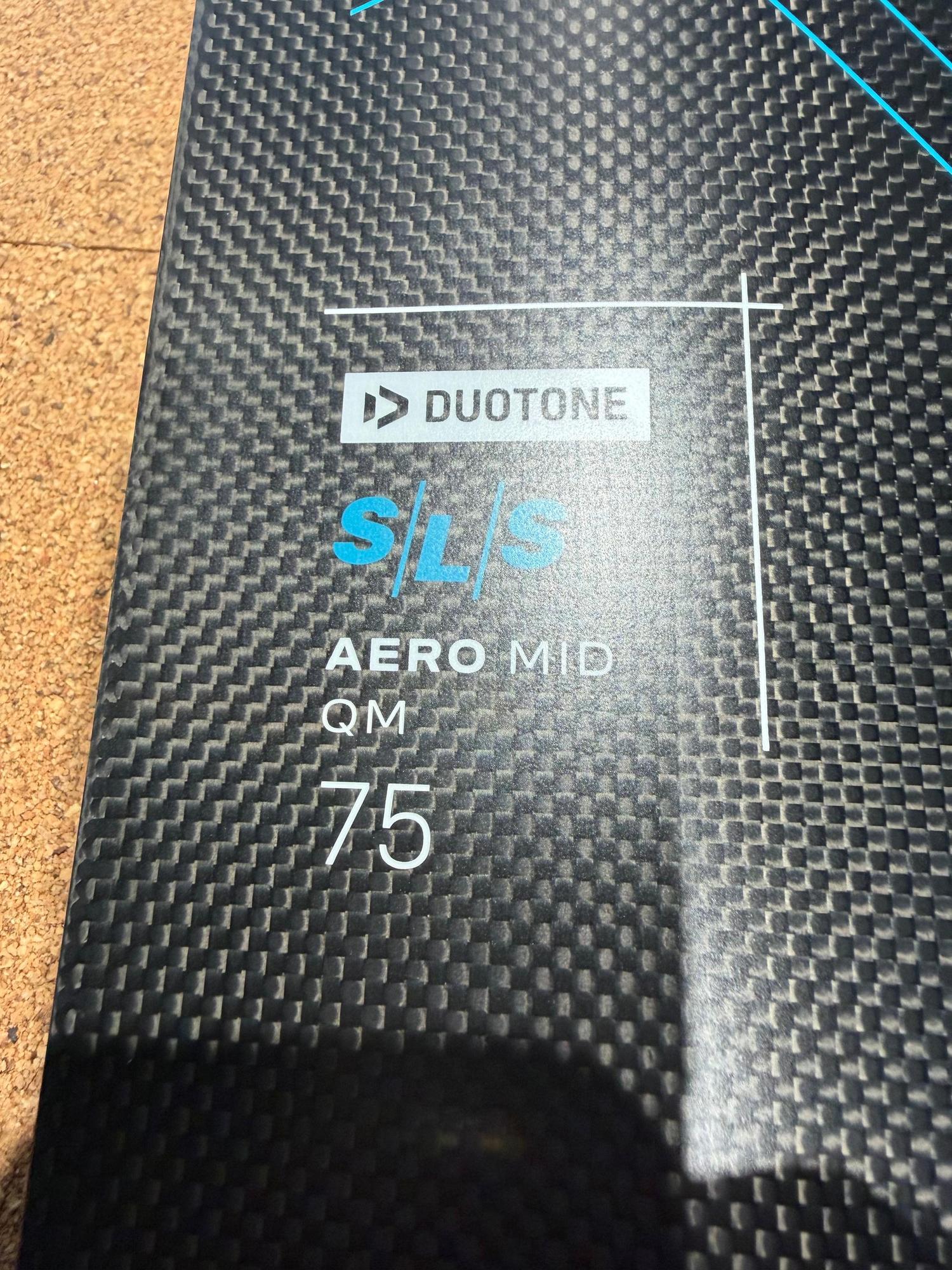 Carbon fibre Duotone Aero Mid QM SLS 75 mast with visible weave texture and blue branding details.