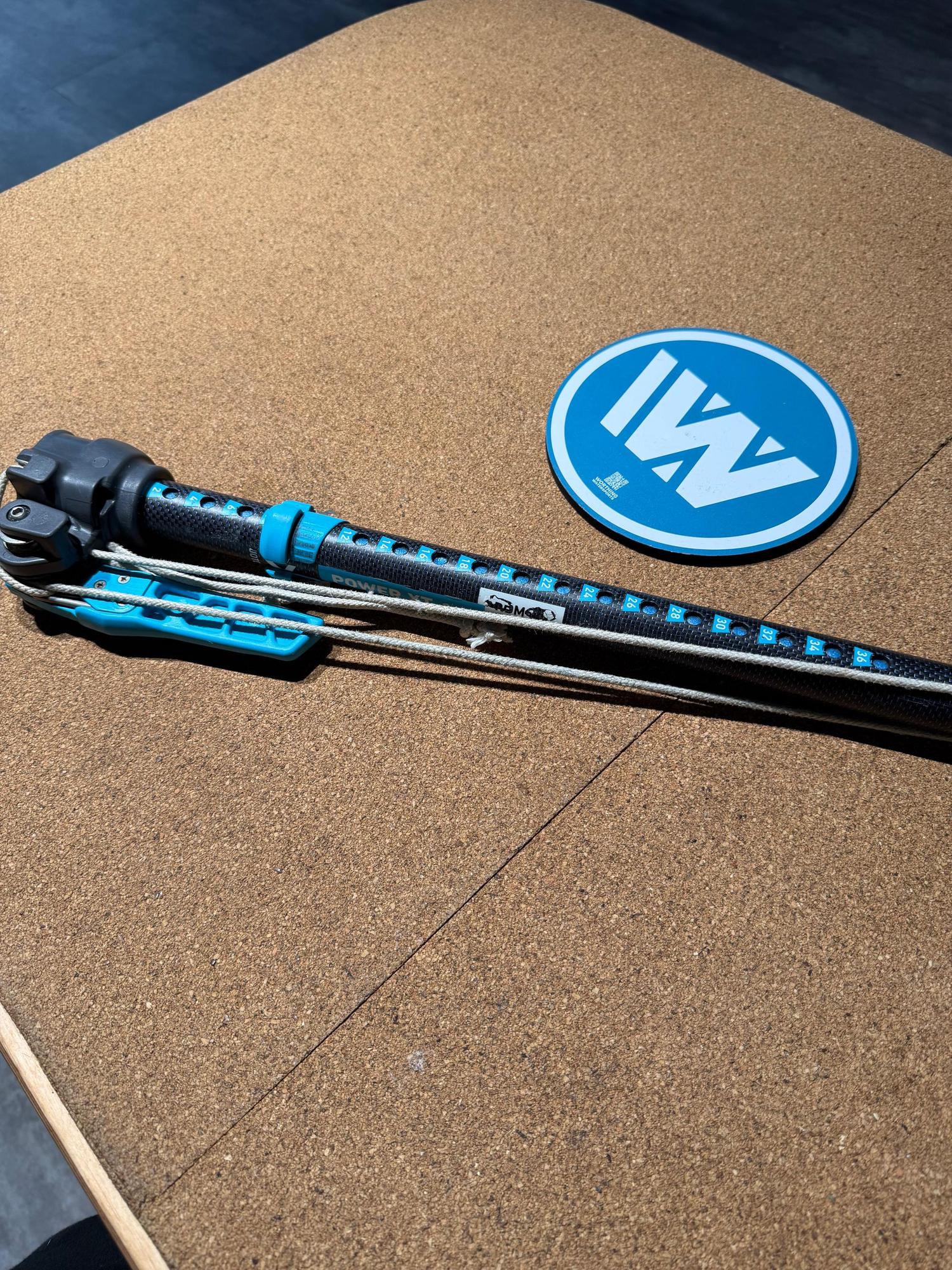 Duotone Power.XT 2.0 SLS carbon RDM windsurfing extension with integrated ratchet system and blue adjustment lever.