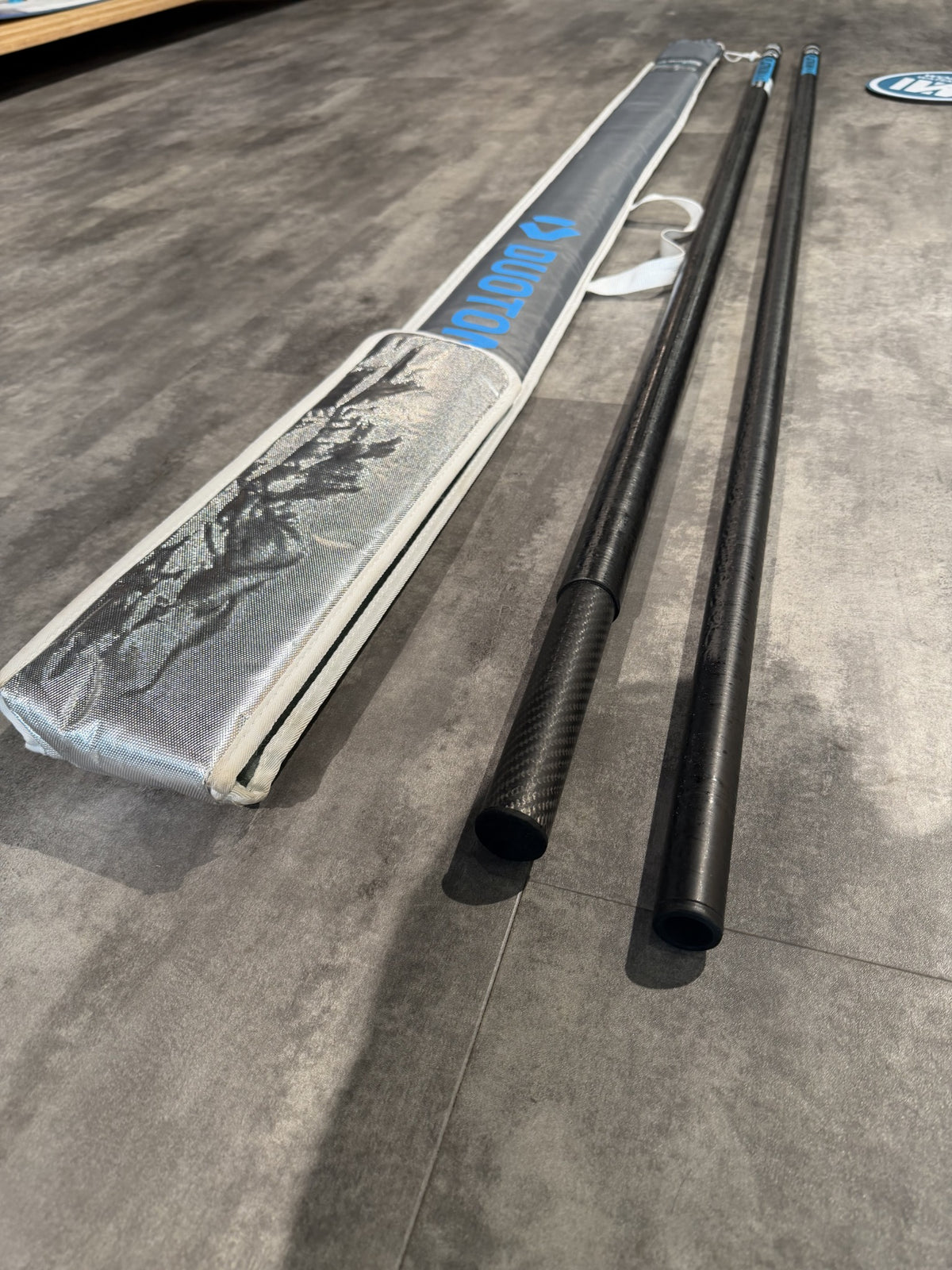 Close-up of both mast ends and surface finish